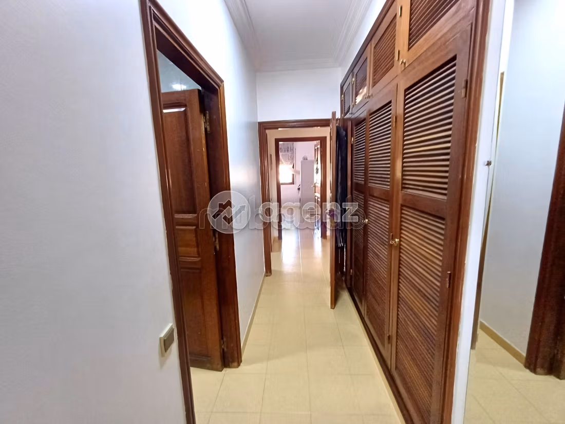Sell apartment. 3 rooms. Well equipped kitchen