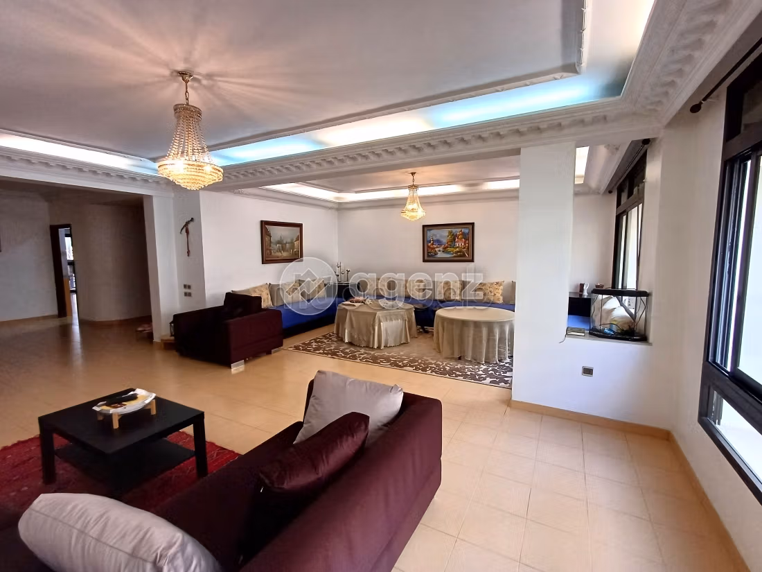 Sell apartment. 3 rooms. Well equipped kitchen