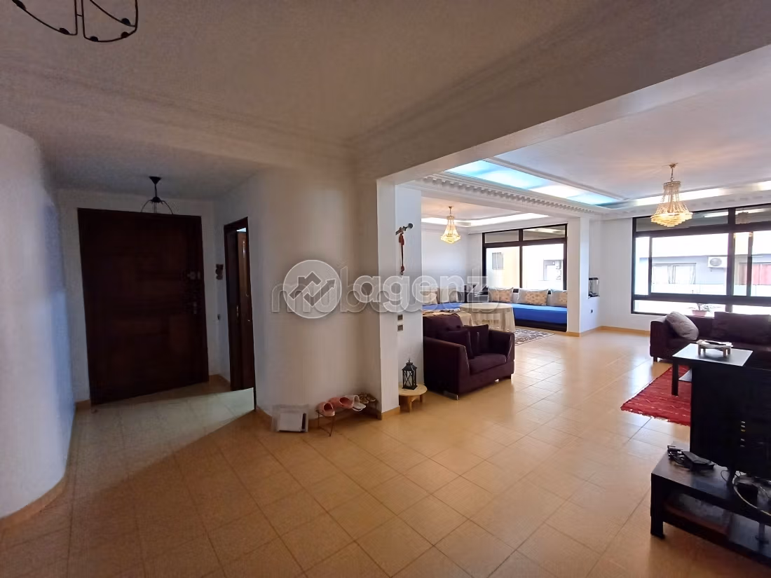 Sell apartment. 3 rooms. Well equipped kitchen