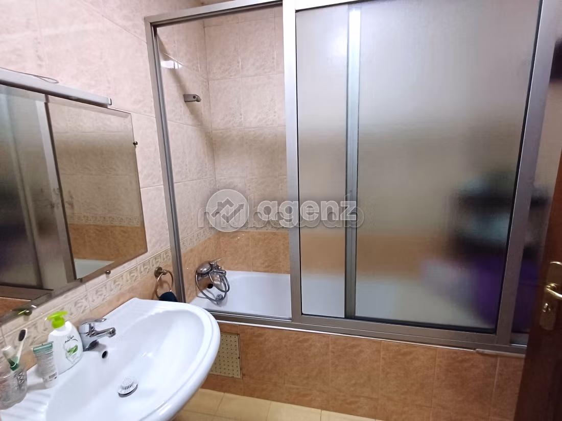 Sell apartment. 3 rooms. Well equipped kitchen