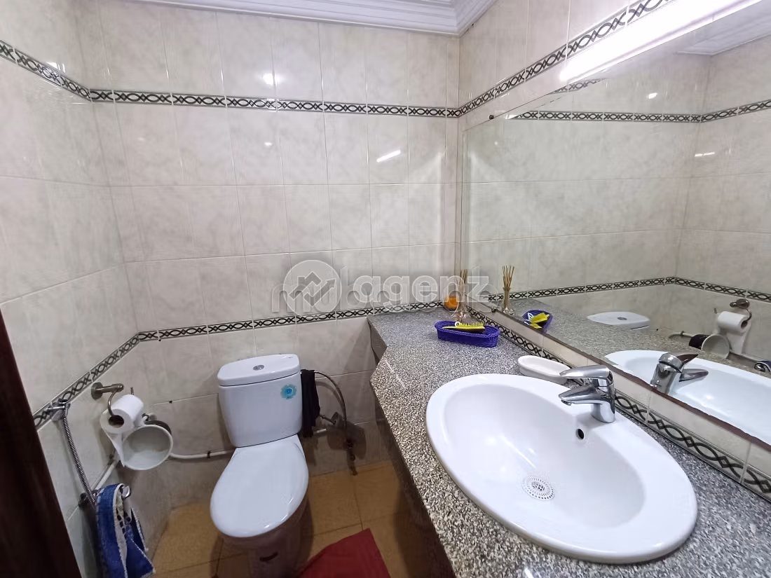 Sell apartment. 3 rooms. Well equipped kitchen