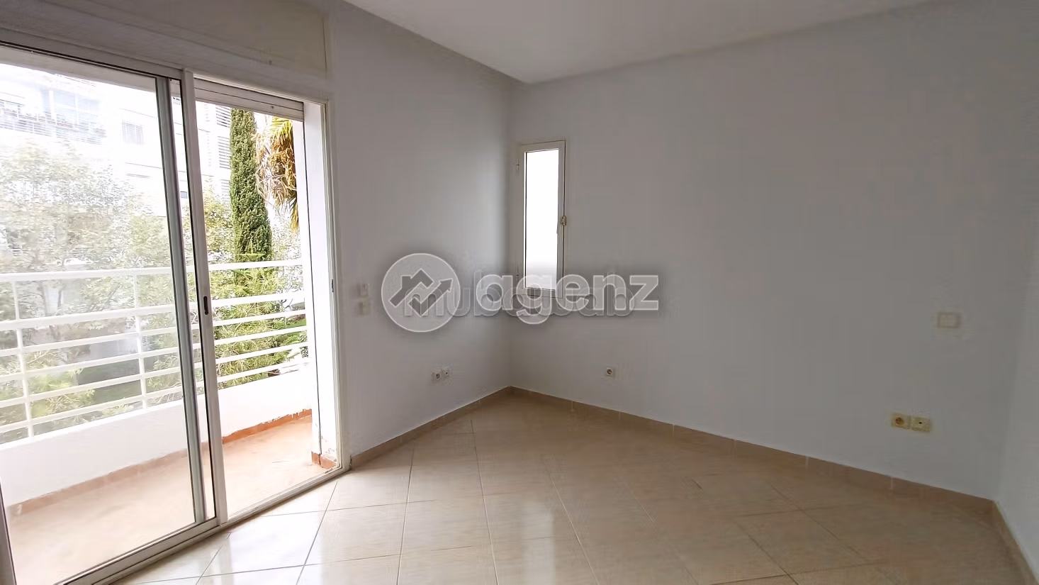 Se vende piso en Marjane. Area 104 m². Con ascensor
