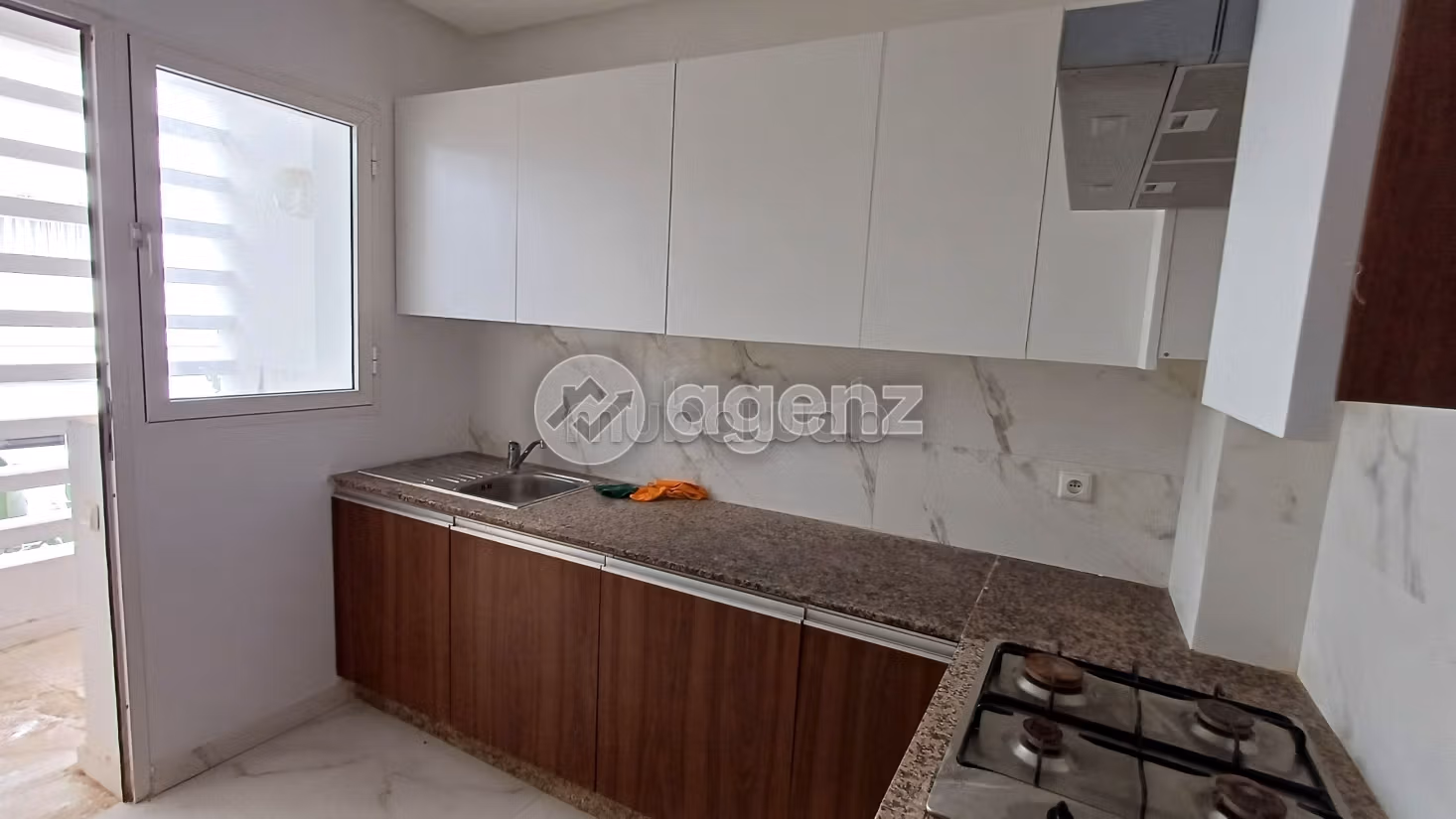 Se vende piso en Marjane. Area 104 m². Con ascensor