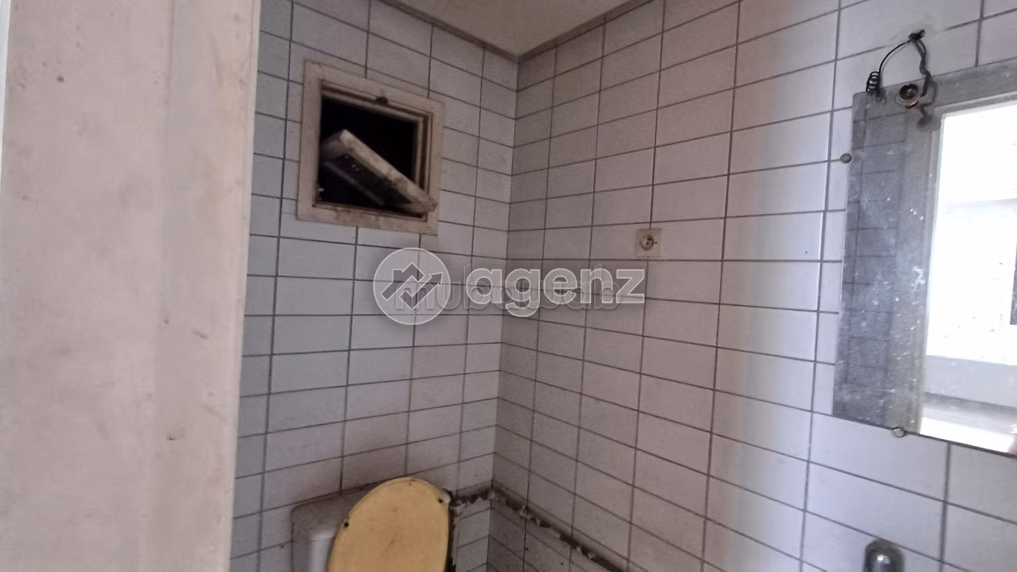 Ufficio da acquistare a La Gironde. Superficie 116 m². Ascensore e posto auto