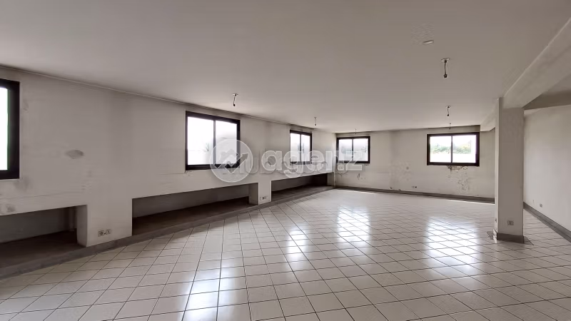 Oficinas en venta en La Gironde. Pequeña superficie 116 m². Parking y ascensor