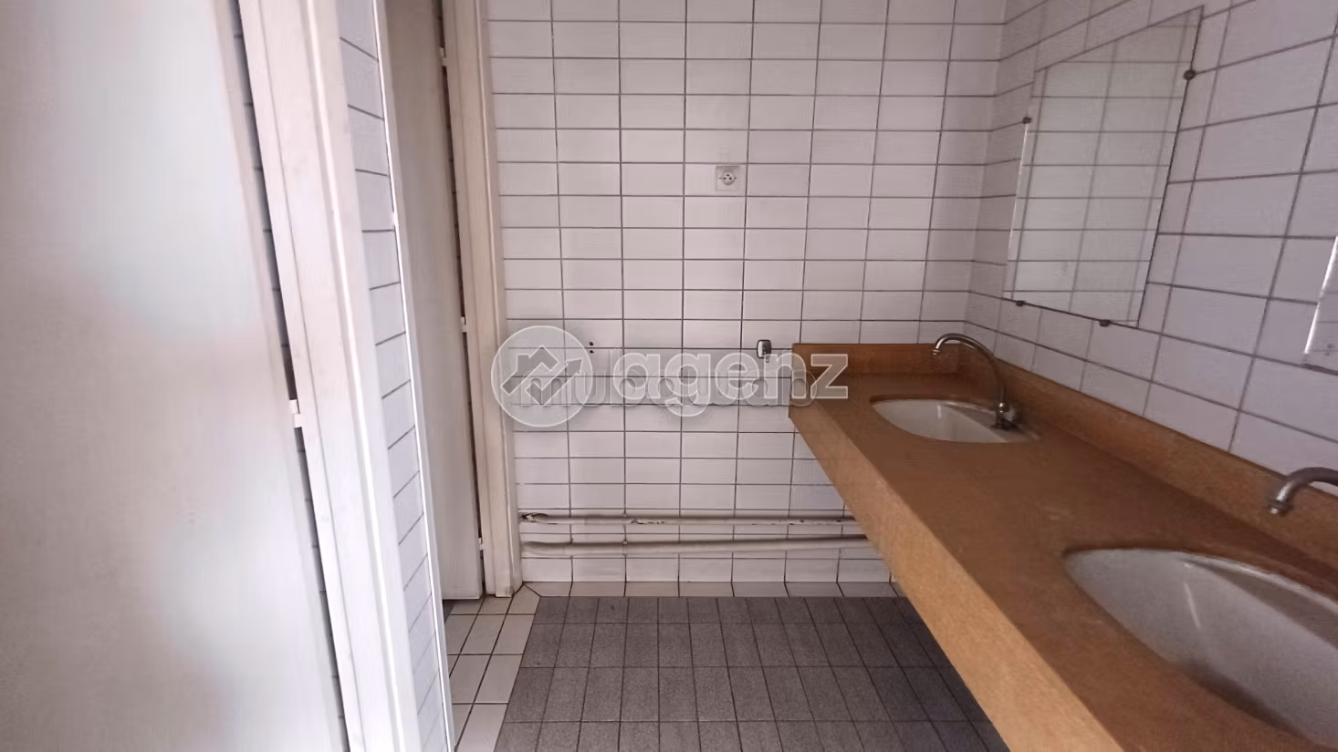 Vendita ufficio a La Gironde. Superficie 168 m². Garage e ascensore