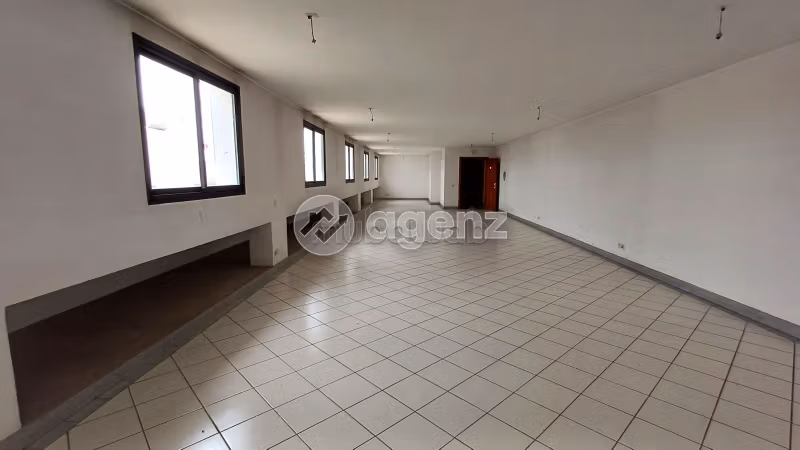 Vendita ufficio a La Gironde. Superficie 168 m². Garage e ascensore