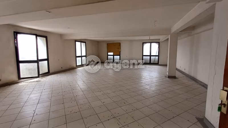 Oficinas en venta en La Gironde. Superficie 120 m². Aparcamiento y balcón