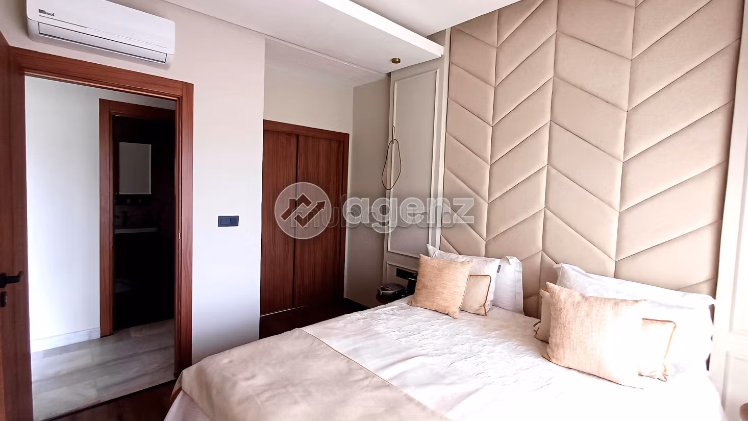 Sale of a lovely apartment. 2 lovely rooms. Swimming pool and air conditioning