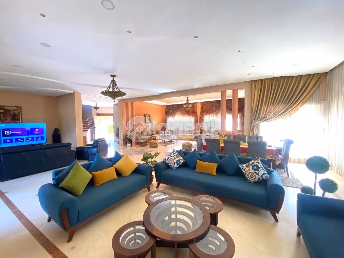 Splendid villa for sale in Californie. 8 lovely rooms. Private garden, Cellar