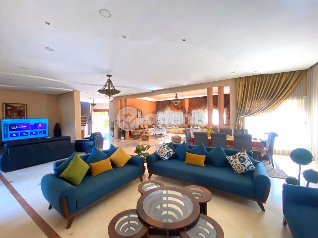 Splendid villa for sale in Californie. 8 lovely rooms. Private garden, Cellar