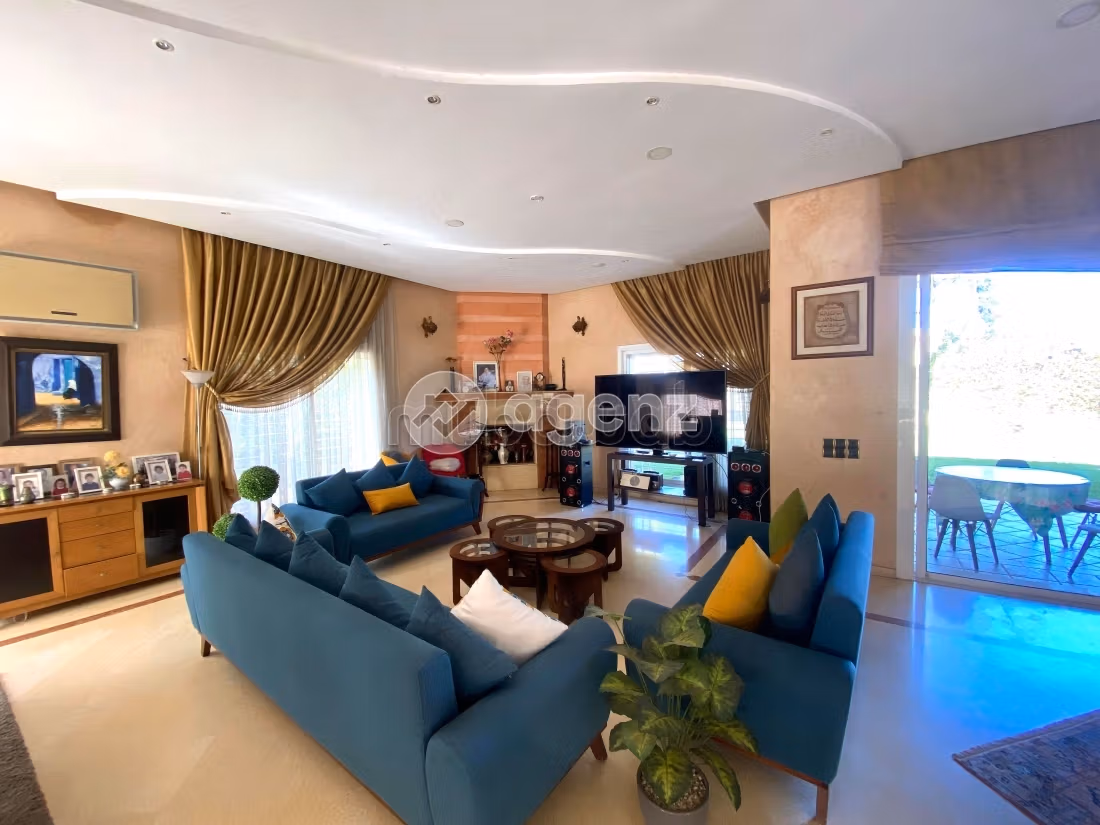 Splendid villa for sale in Californie. 8 lovely rooms. Private garden, Cellar