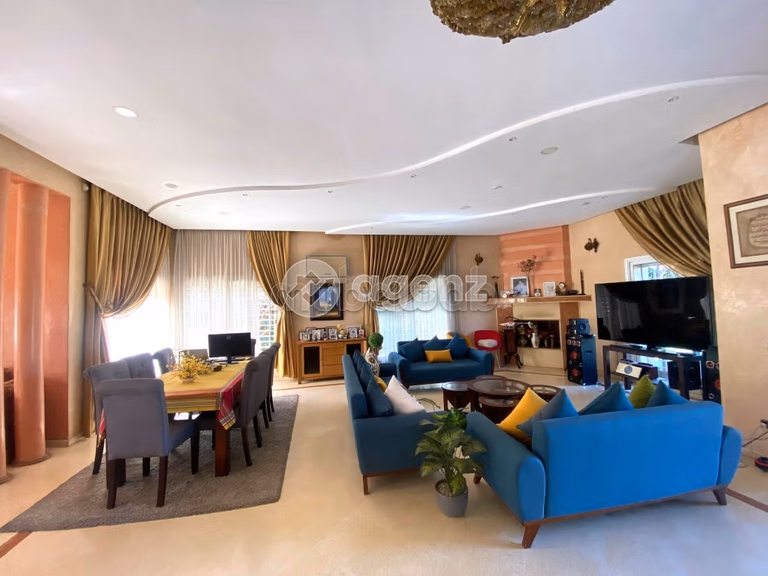 Splendid villa for sale in Californie. 8 lovely rooms. Private garden, Cellar