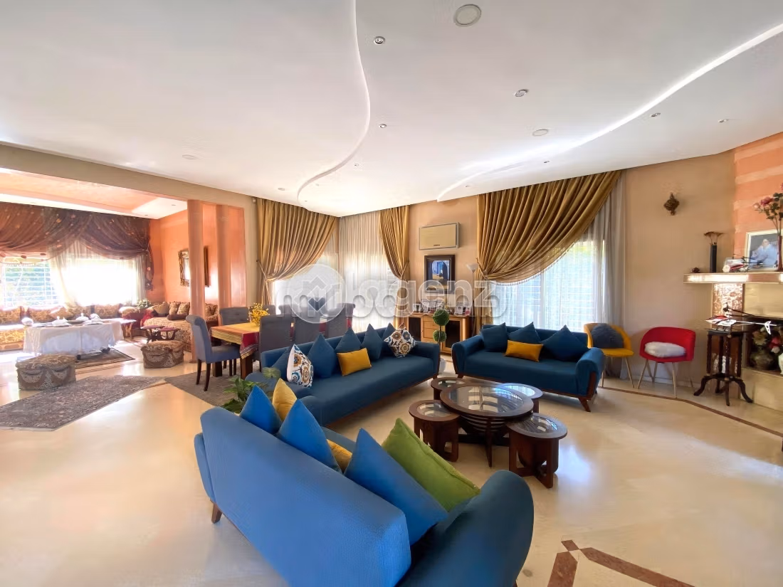 Splendid villa for sale in Californie. 8 lovely rooms. Private garden, Cellar