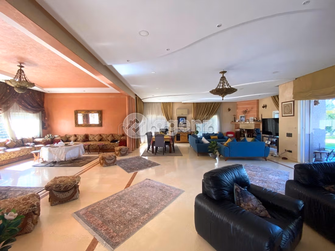 Splendid villa for sale in Californie. 8 lovely rooms. Private garden, Cellar