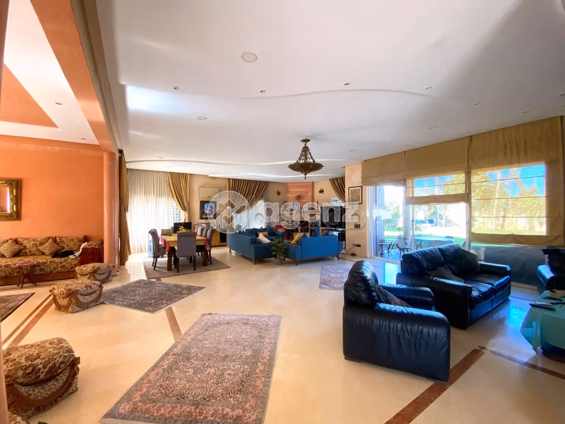 Splendid villa for sale in Californie. 8 lovely rooms. Private garden, Cellar