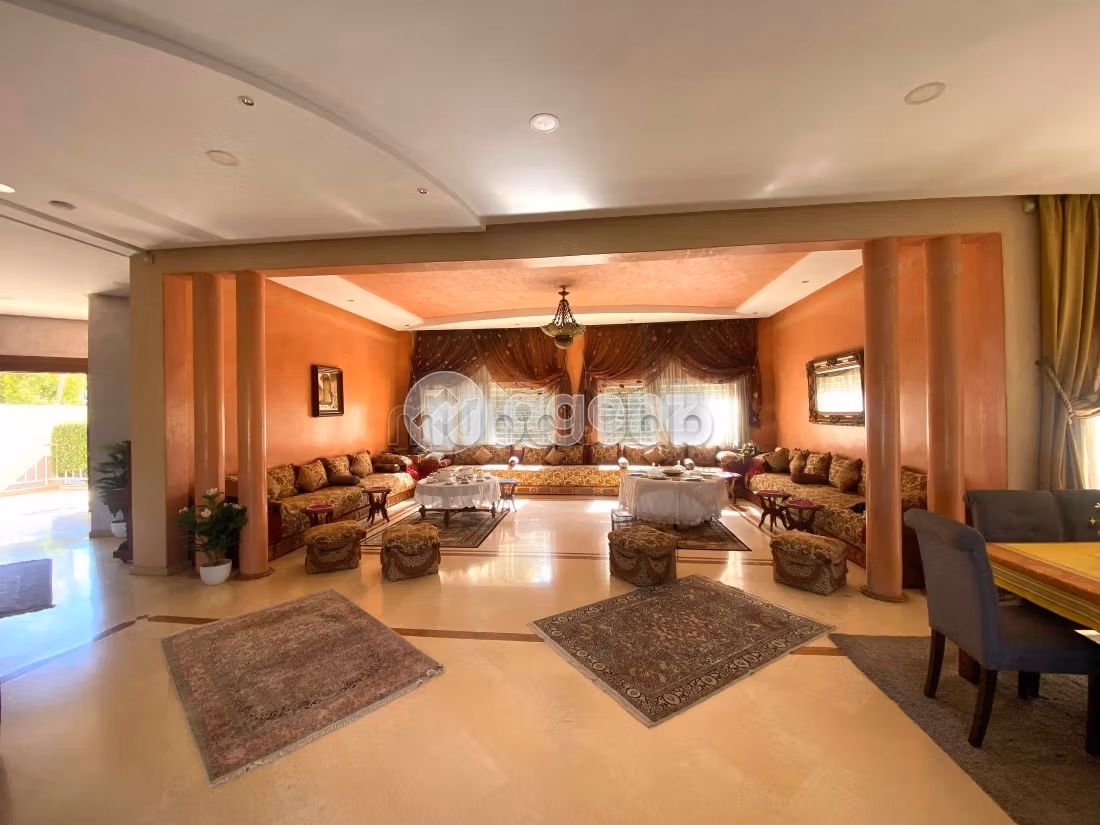 Splendid villa for sale in Californie. 8 lovely rooms. Private garden, Cellar