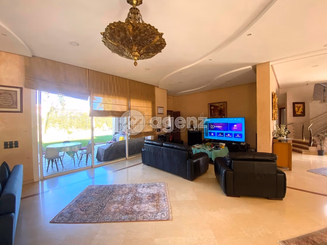 Splendid villa for sale in Californie. 8 lovely rooms. Private garden, Cellar