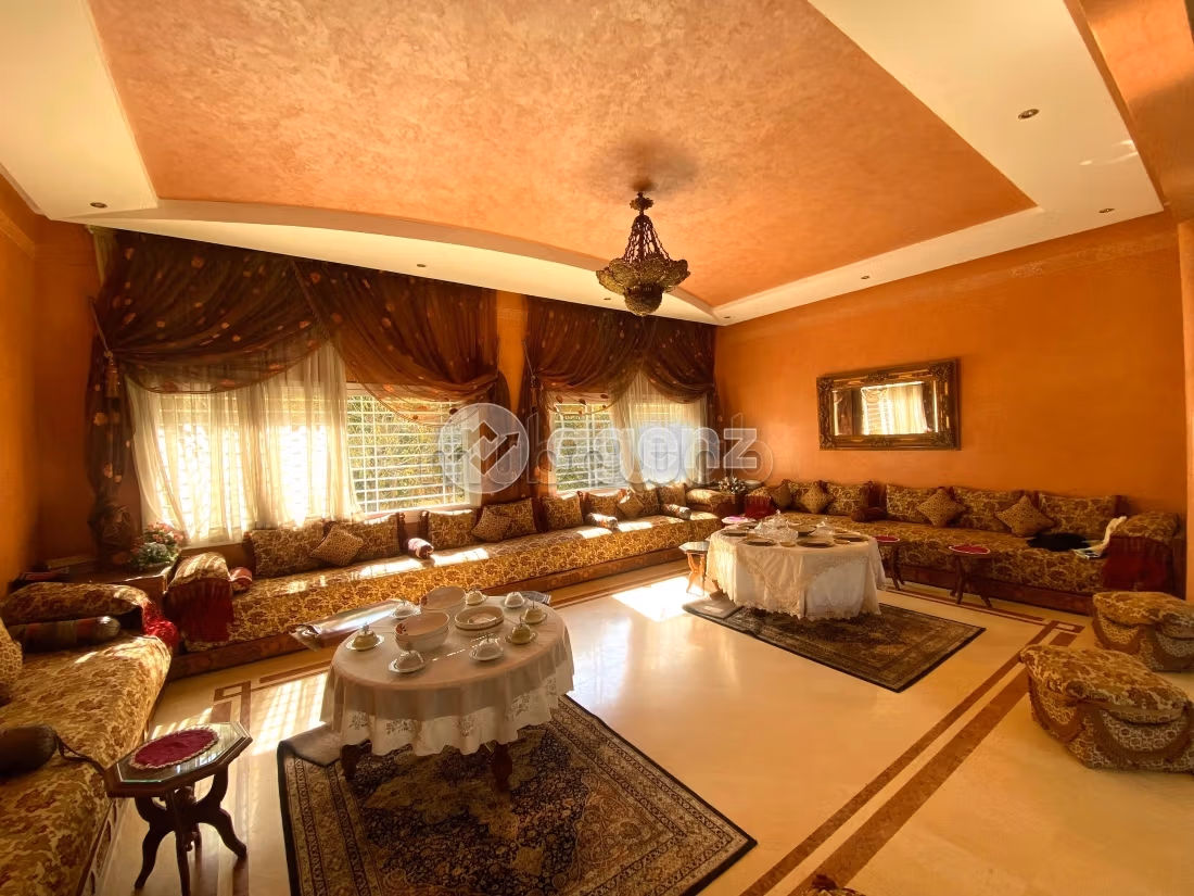 Splendid villa for sale in Californie. 8 lovely rooms. Private garden, Cellar
