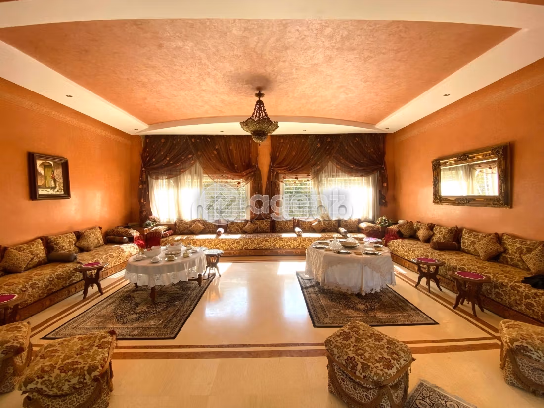 Splendid villa for sale in Californie. 8 lovely rooms. Private garden, Cellar