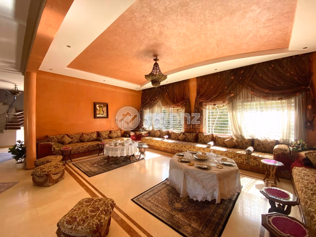 Splendid villa for sale in Californie. 8 lovely rooms. Private garden, Cellar