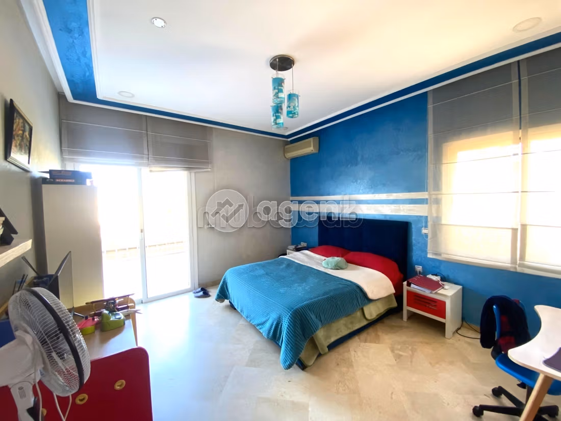 Splendid villa for sale in Californie. 8 lovely rooms. Private garden, Cellar