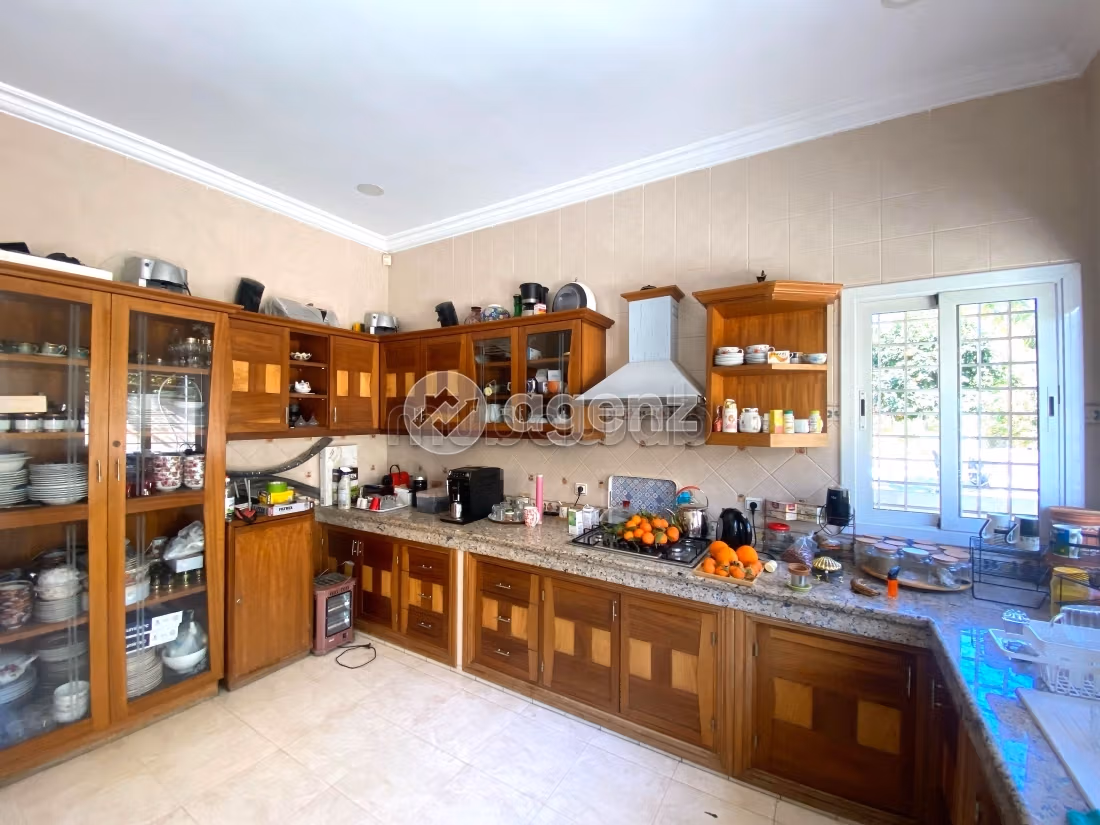 Splendid villa for sale in Californie. 8 lovely rooms. Private garden, Cellar