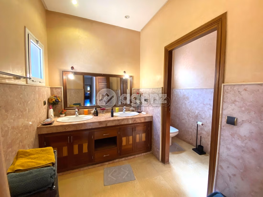 Splendid villa for sale in Californie. 8 lovely rooms. Private garden, Cellar