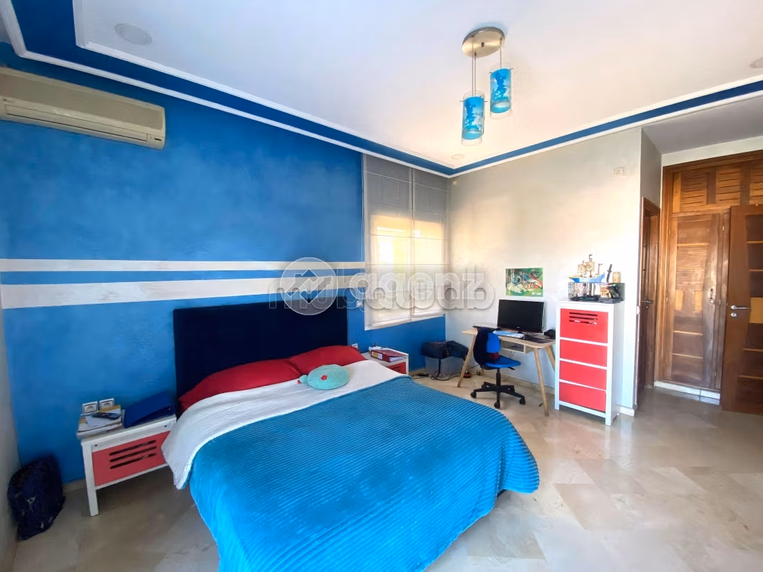 Splendid villa for sale in Californie. 8 lovely rooms. Private garden, Cellar