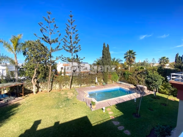 Splendid villa for sale in Californie. 8 lovely rooms. Private garden, Cellar