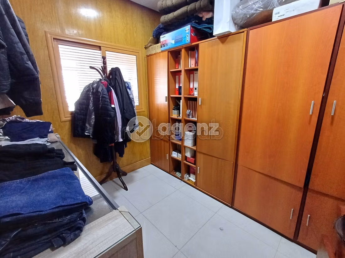 Kantoorruimte beschikbaar in Bourgogne Ouest. Totale oppervlakte 97 m². Lift en parkeerplaats