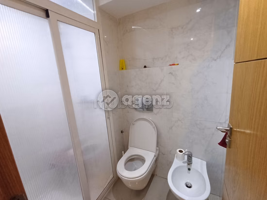 Kantoorruimte beschikbaar in Bourgogne Ouest. Totale oppervlakte 97 m². Lift en parkeerplaats