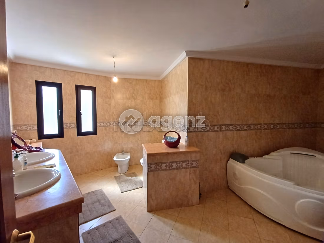 Villa à vendre 3 000 m², 8 chambres Souissi Rabat
