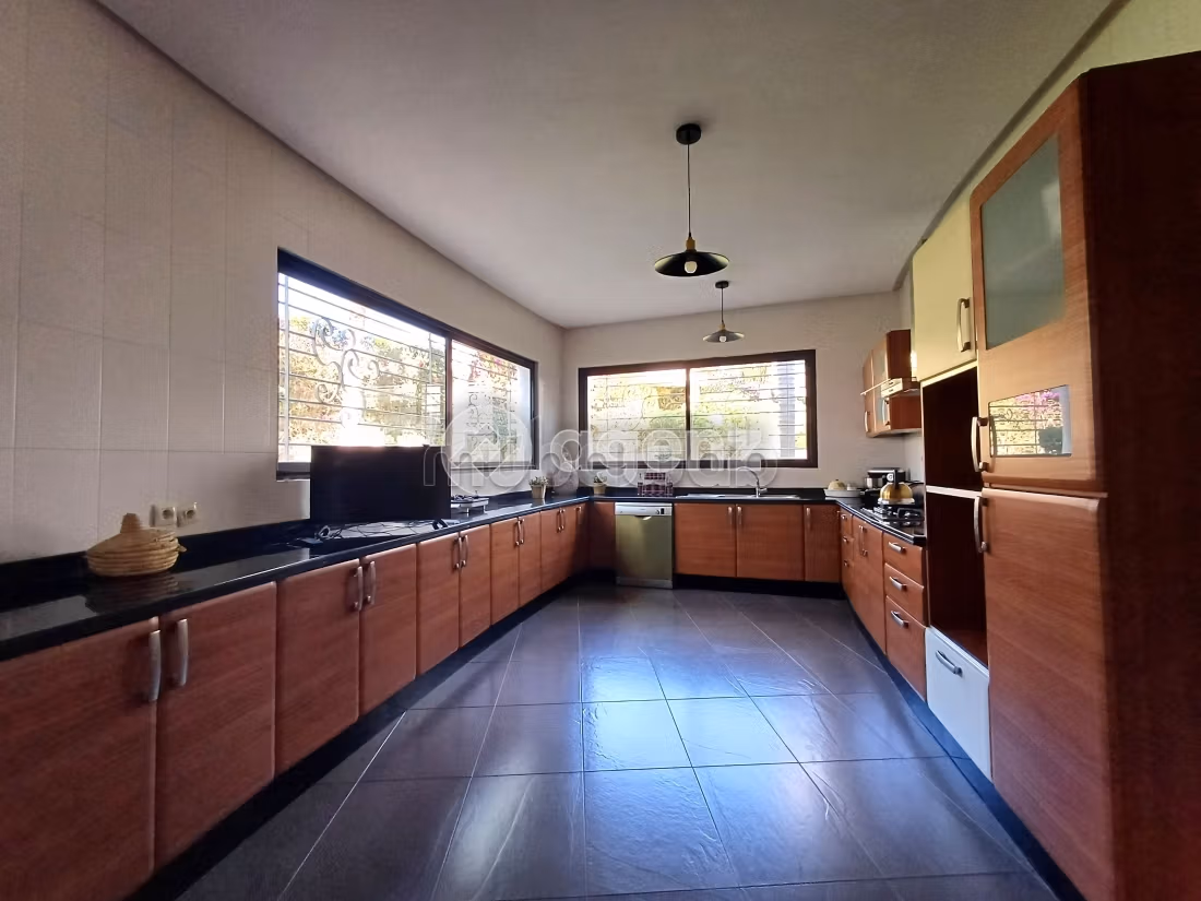 Villa à vendre 3 000 m², 8 chambres Souissi Rabat