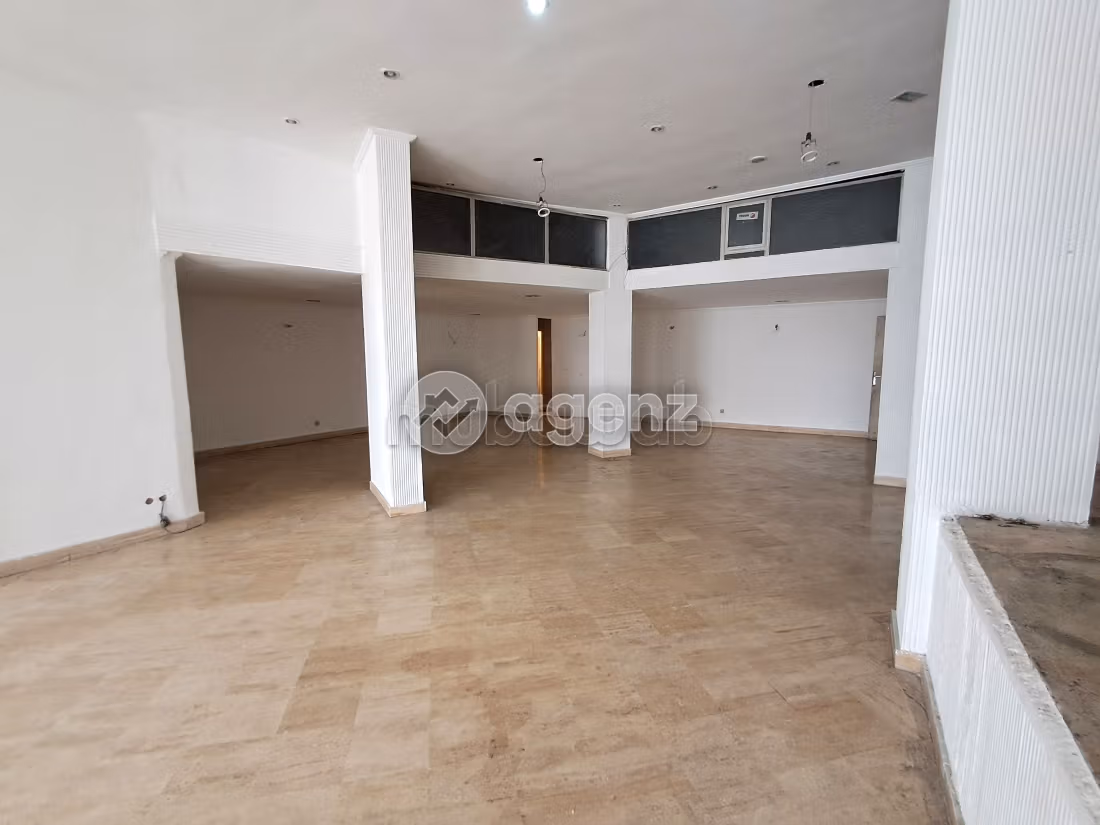 Offices & shops for sale in Burger. Large area 171 m². Private car park