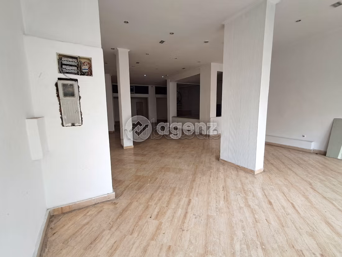 Offices & shops for sale in Burger. Large area 171 m². Private car park