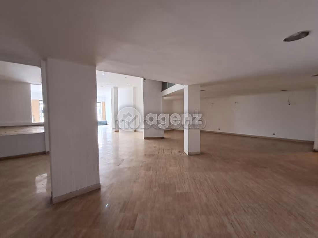 Offices & shops for sale in Burger. Large area 171 m². Private car park