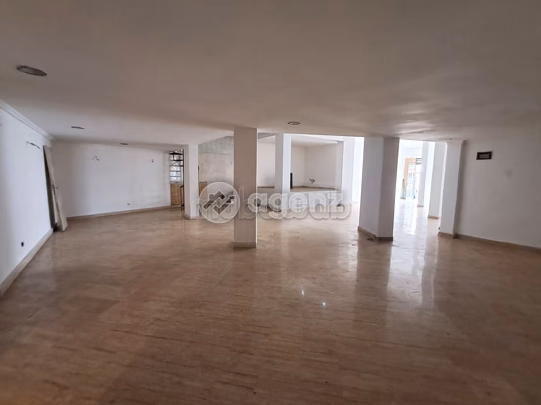 Offices & shops for sale in Burger. Large area 171 m². Private car park