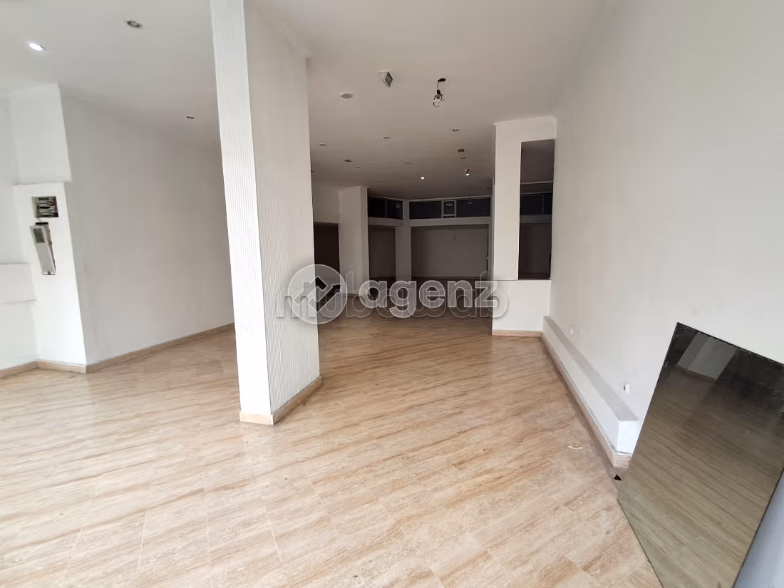 Offices & shops for sale in Burger. Large area 171 m². Private car park