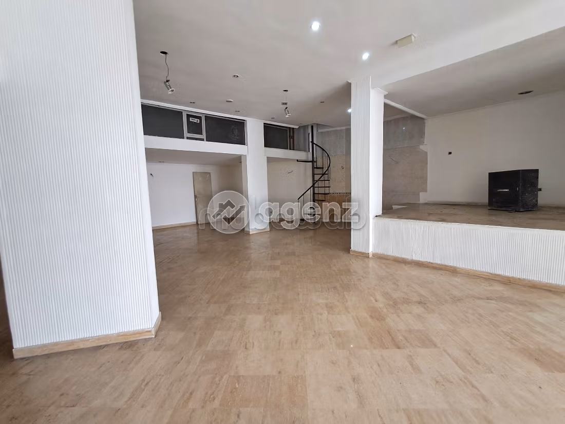 Offices & shops for sale in Burger. Large area 171 m². Private car park