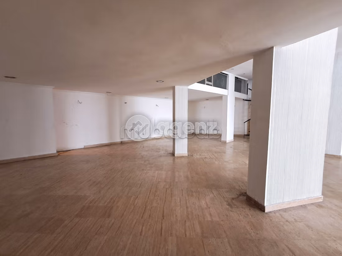 Offices & shops for sale in Burger. Large area 171 m². Private car park