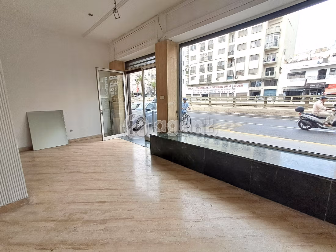 Offices & shops for sale in Burger. Large area 171 m². Private car park