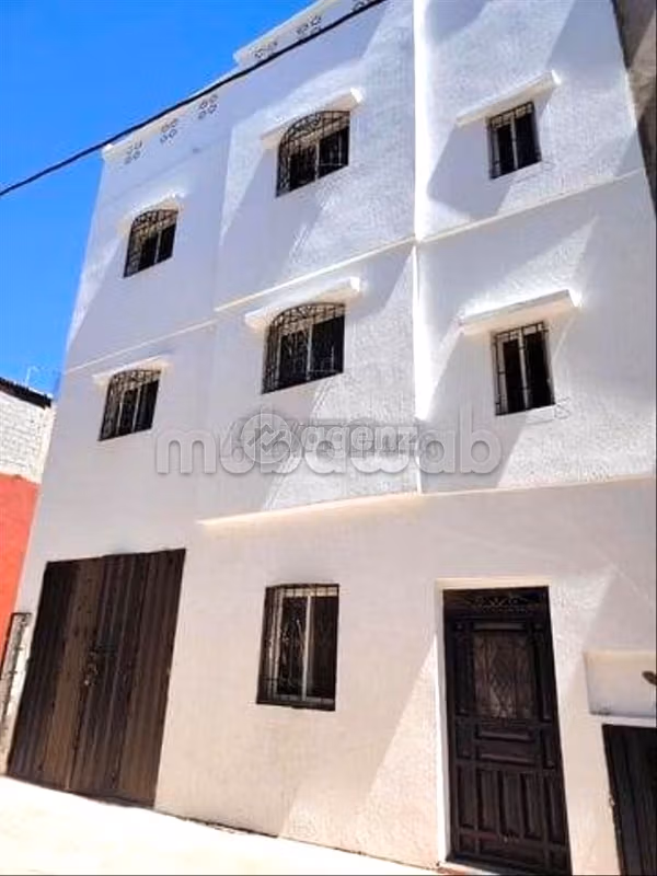 Se vende casa. Área total 98 m². Estacionamiento privado