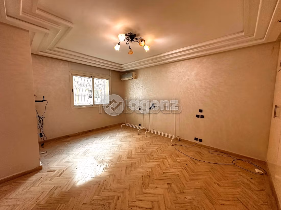 Piso en venta. 3 bonitas habitaciones. Con garaje y ascensor