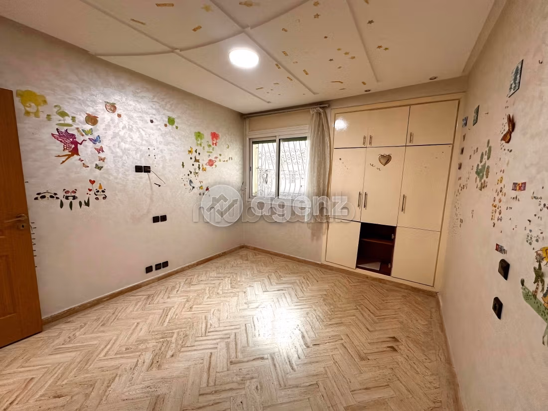 Piso en venta. 3 bonitas habitaciones. Con garaje y ascensor