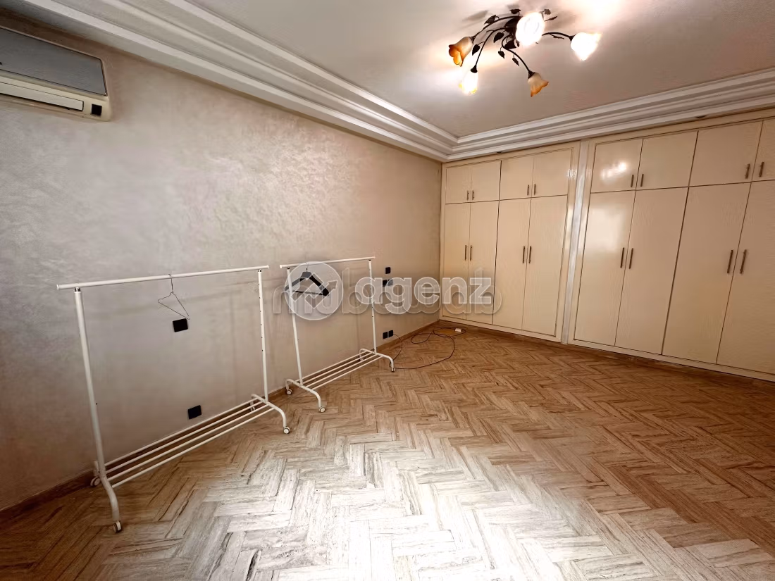 Piso en venta. 3 bonitas habitaciones. Con garaje y ascensor