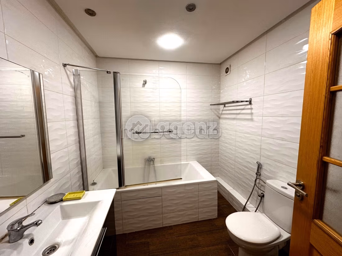 Piso en venta. 3 bonitas habitaciones. Con garaje y ascensor