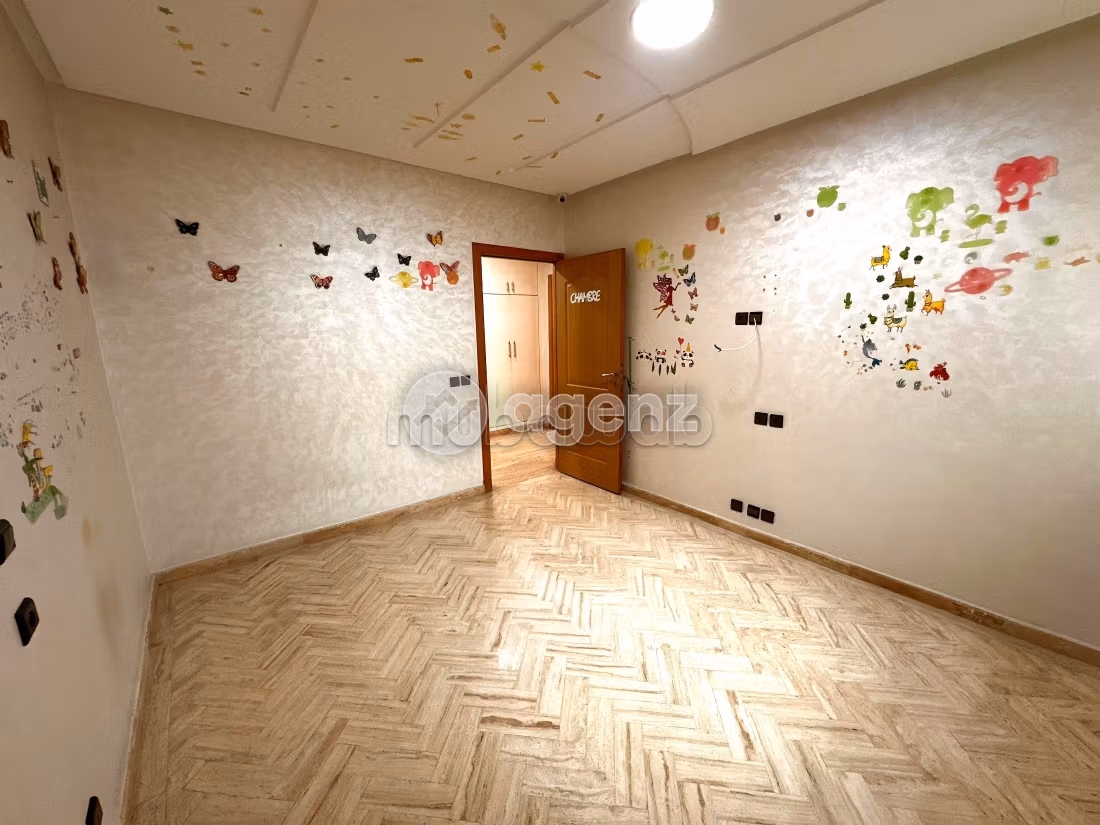 Piso en venta. 3 bonitas habitaciones. Con garaje y ascensor