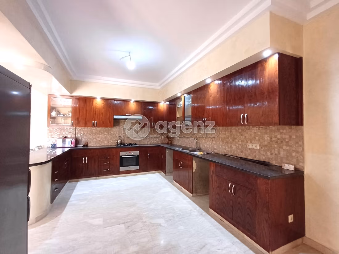 Luxury villa for sale in Hay Targa. Small area 650 m². Private car park