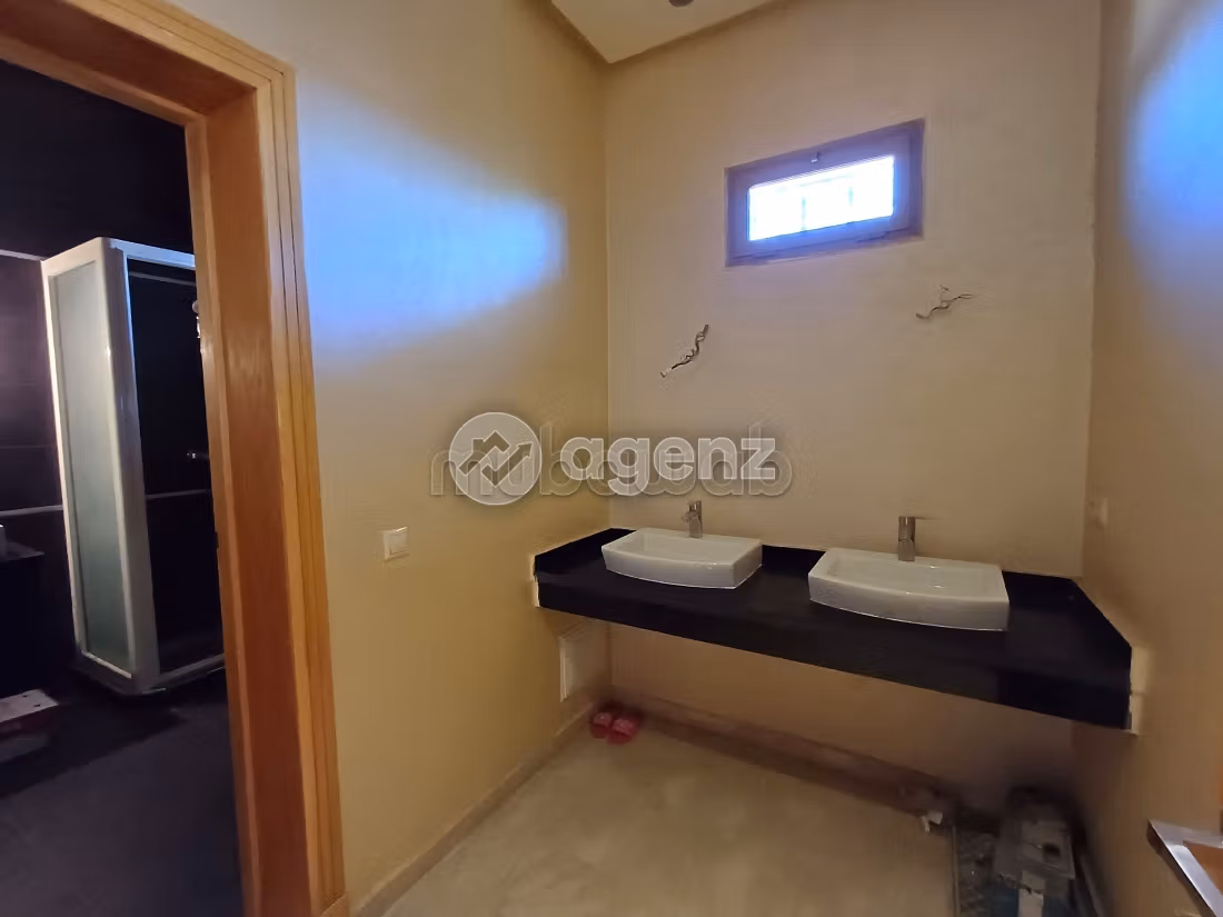 Luxury villa for sale in Hay Targa. Small area 650 m². Private car park